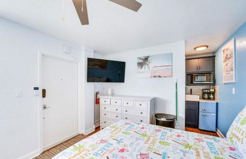 Beachfront Studio with Community Indoor Pool! - Foto 8