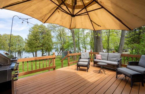 Yorita Manor - Lake Front Getaway! Dogs, Fire Pit & Deck - Photo 35