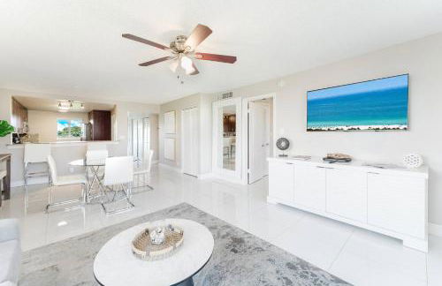 Across from Beach | Balcony • Pool • Parking • 2BR - Foto 8