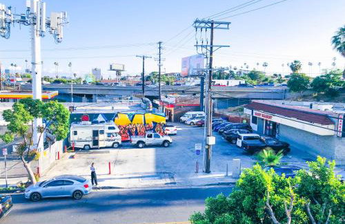 Cozy Chamber 3 BR Hollywood Townhouse - Photo 34