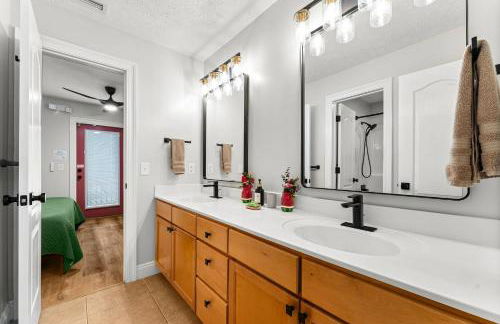 PCB Sleeps 22! 2 Homes, 2 Pools, 2 Mini Golf - Foto 60