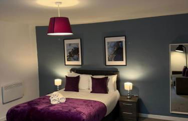 City Centre 4 Bedroom Apartment with Terrace Sleeps 10 by StaySavvy Accommodation - Foto 3