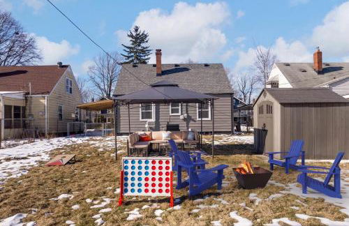 Game Room Retreat with Firepit and Gym, Sleeps 12 - Foto 3