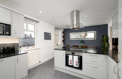Stylish 2-Bed Flat with Balcony Near Haymarket - Pass the Keys - Foto 15