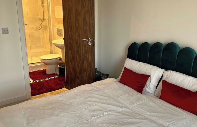 Cozy 2-bed Apartment in Grays - Photo 3