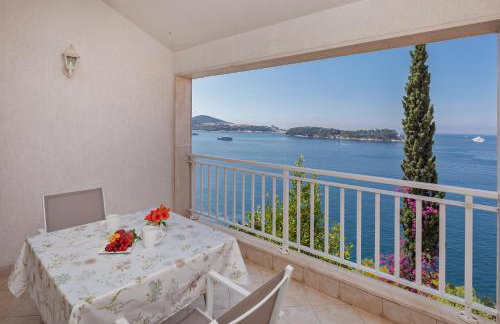 Charming Seafront Stay at Villa Mara - Photo 1