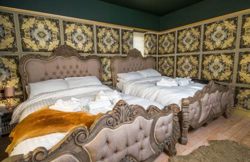 Deluxe 4 or 5 Bed House with Hot Tub, Cinema Room Sleeps 15 - Foto 9