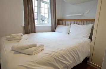 Spacious Home Near Wembley, Free Parking, Close to Tube, Garden - Photo 4