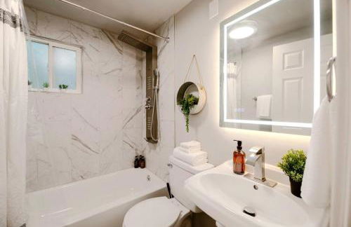 Chic 3BR 2BA Duplex w Serene View BBQ near airport - Foto 13