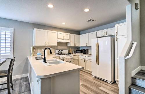 Stylish House with Patio, 8 Mi to Vegas Strip! - Photo 9