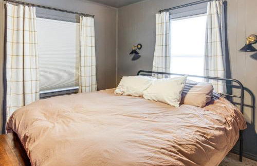 Updated and Charming! Waterloo Home with Patio - Foto 18