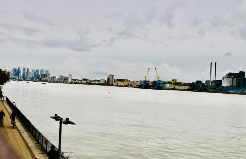 Amazing River view 2 bedroom apartment, sleeps 6, balcony and parking - Foto 31