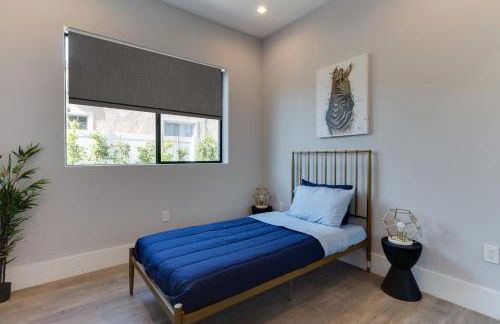 Modern 5 Bedroom Masterpiece With Rooftop Deck - Photo 21