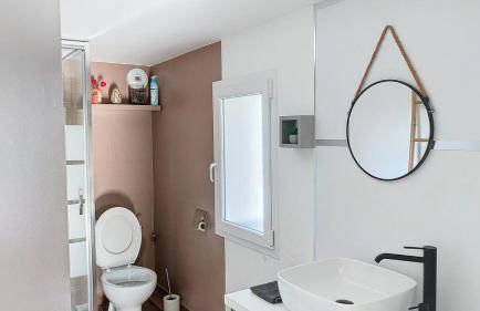 Quiet Studio with Private Parking - Photo 14