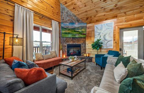 Indoor Pvt Pool, Pkyway, 44, HotTub, BBQ, King - Photo 3