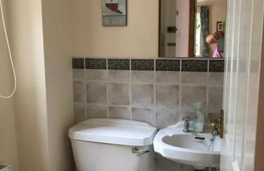 Lymington Courtyard: 4-Bed Modern Cottage Charm - Photo 23