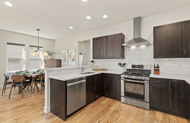 Contemporary Gem - Rooftop Deck & Private Hot Tub! - Foto 8