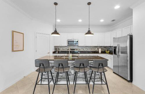 Enchanting 3 Bedroom Home Waterfront Pool and Spa - Foto 15