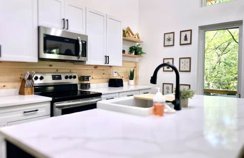 Modern Gem w/Spacious Deck, Swinging bed, Hot Tub - Foto 17