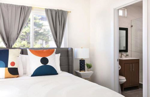 Relax in Spacious 3BR Apt Sleeps 8 and Parking - Foto 17