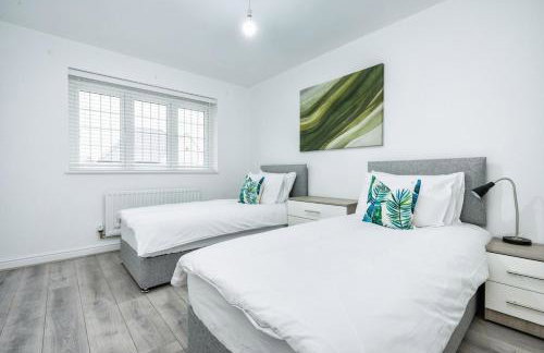 Spacious Luton Home Sleeps 8 - Foto 10