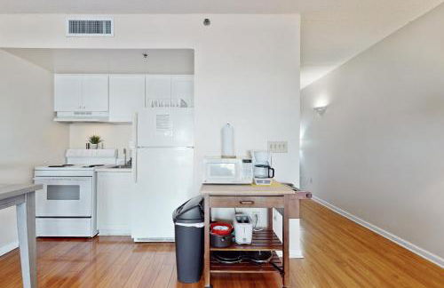 Dog-friendly downtown condo with riverfront balcony - walk to shops & eateries - Foto 9