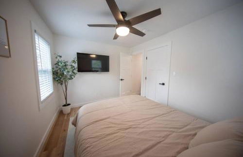 Centrally Located Cozy Modern Home in Bethel - Foto 56