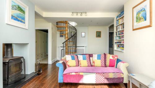 Beach Front House with Stunning Sea Views and Free Parking - Foto 3