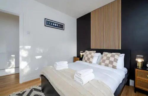 Modern and Bright Home Minutes From Central London - Pass the Keys - Foto 12