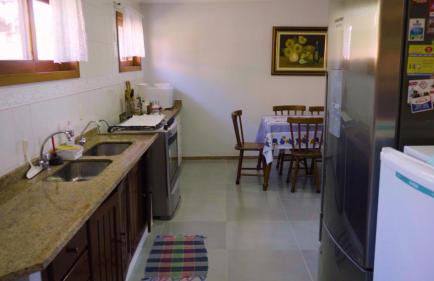 Belíssima Casa com extensa área externa - piscina, sauna, churrasqueira e campo de futebol - com 5 suítes e a 500 metros da Rua das Pedras - Foto 22