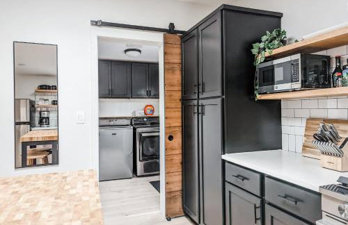Pinewood Bungalow - Luxury Cabin, Kid-Friendly - Foto 9