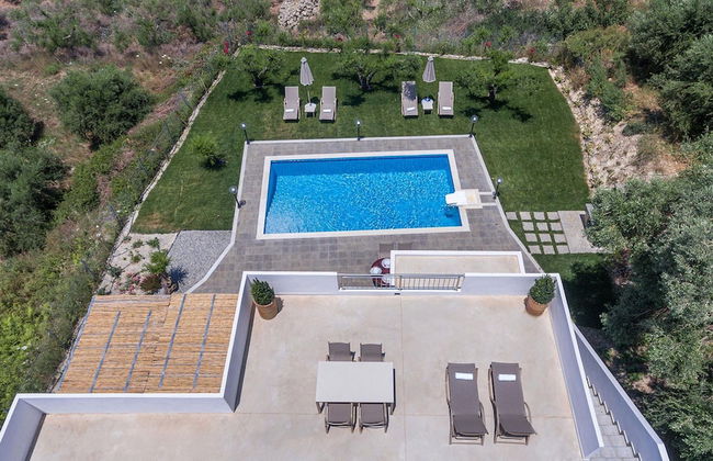 Villa Guinevere-with Private Pool - Photo 38