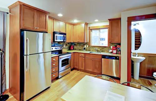 Fremont & Woodland Park Zoo Cozy Living - Photo 3