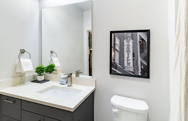 Astra Modern Midtown Retreat With Pool Gym Steps to Dining Broadway - Foto 25