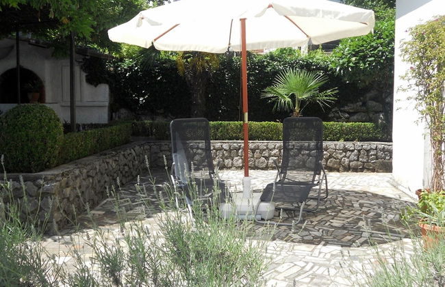 Spacious Apartment With Terrace & Outdoor Kitchen Surrounded by a Garden - Foto 16