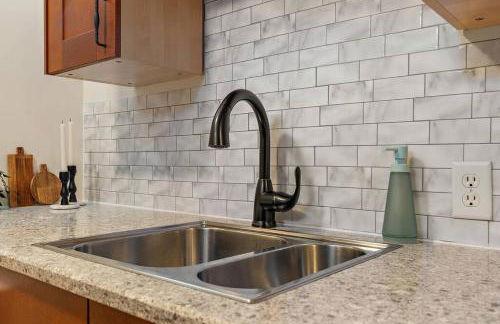 St Paul Speakeasy with King Bed - Foto 9