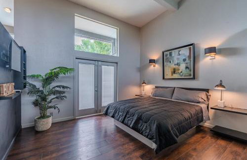 Serene POOL & Firepit in Stunning Home By Airport - Foto 35