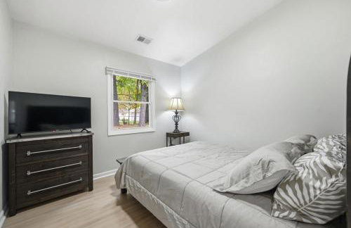 New Lakefront Getaway Private Hot Tub Min to DMC - Foto 7