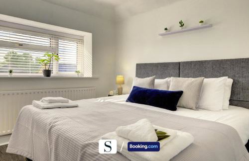 LastMinOffer 10pc Off I A Lovely Executive Home for Families or Contractors I A Lovely Garden and Parking Space I Wifi I Early check-in or Long Term Rates Available I SILVA Short Term Lets 4 out of 5 from over 650 stays - Photo 3