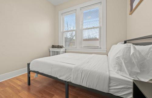 2-Story Stay with Game Lounge & Free Parking Spots - 5 mins to NYC Train - Foto 13