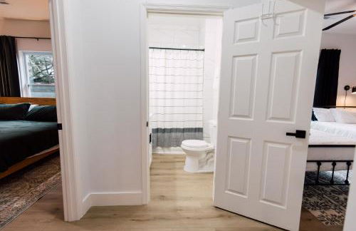 The Little Blue House - 1 King & 3 Queen beds - Foto 27