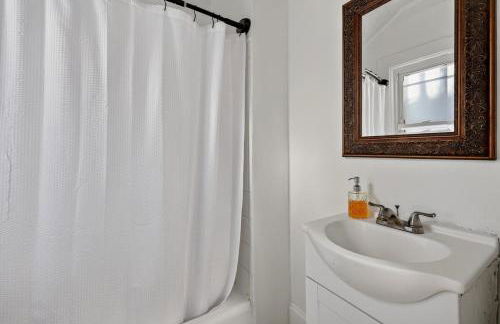 Spacious 2Br home in Malden with AC & heat - Photo 13