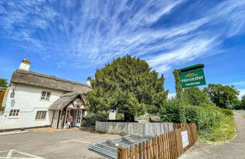 Lowndes House - Close to City Centre - Garden, Free Parking and Smart TV by Yoko Property - Foto 27