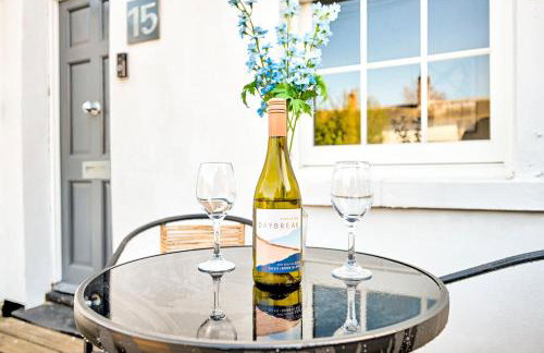 Central Canterbury Gem New Refreshed Decor Sunny Deck Outdoor Furniture FREE Parking 2BR 2BA TOP Location - Foto 3