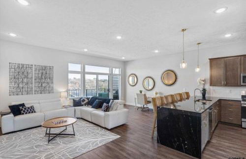 Modern 3-Story Townhome - Foto 29