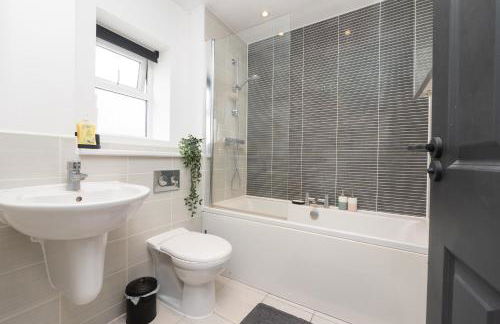 Large Modern Home, Free Parking, Families and Contractors Welcome - Foto 17