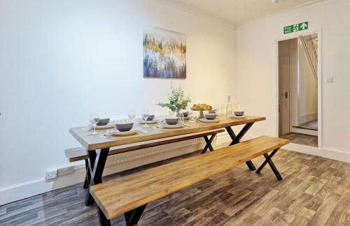 Large 5-Bedroom Home, Perfect for Long Stays & Team Accommodation - Foto 5