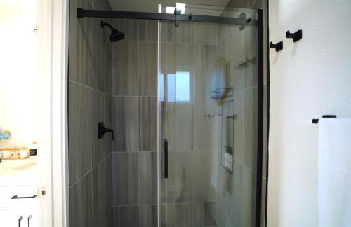 Stunning Waterfront 3BR Retreat - Perfect Getaway - Foto 19