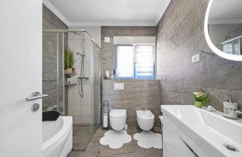 Villa VERONICA with CINEMA PROJECTOR by the HEATED POOL and JACUZZI - Foto 47