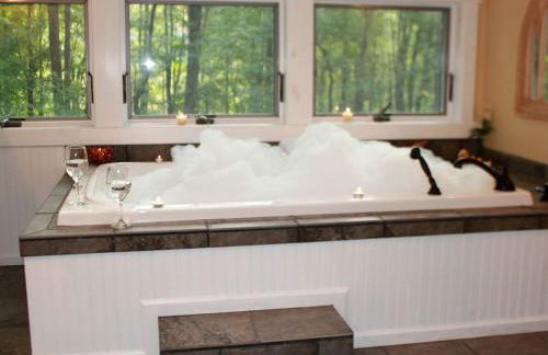 Log Cabin with a Hot Tub in Ellicottville, For Magical Glamping Escapes in New York - Foto 28
